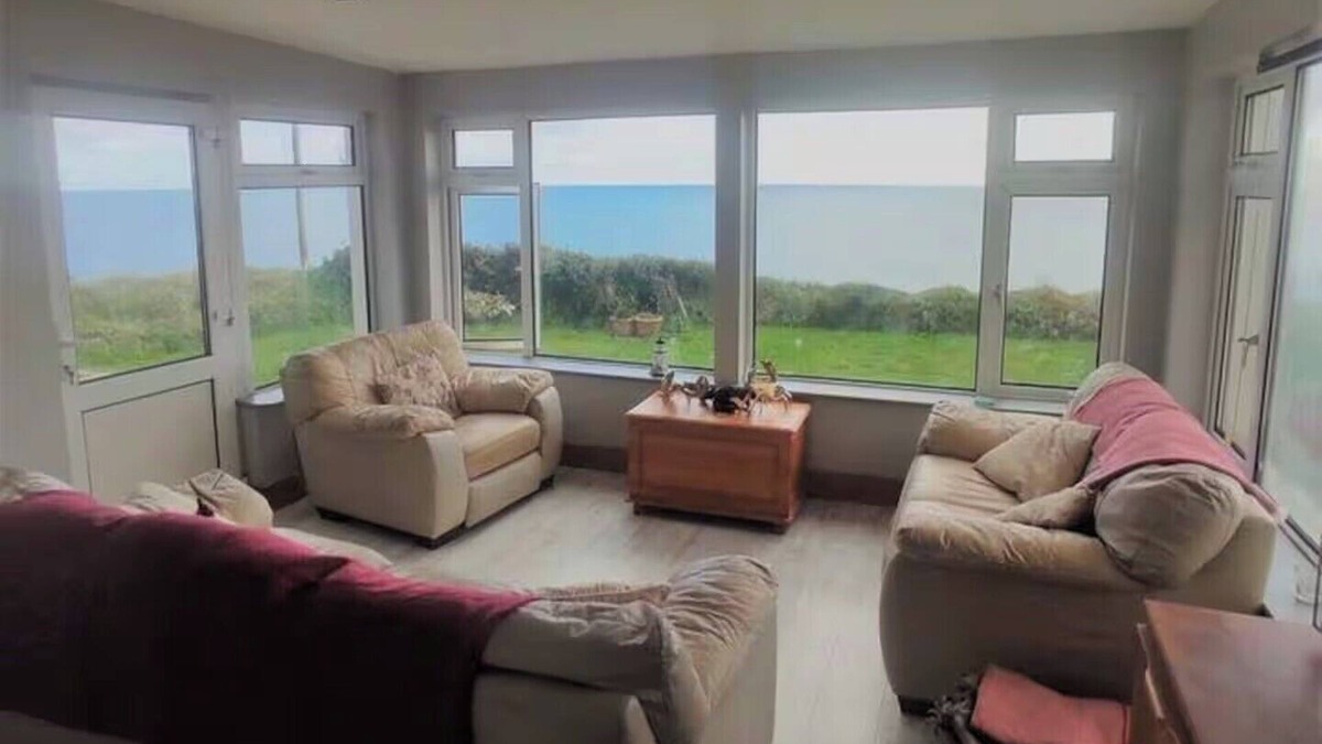 Whitegate House | 3-Bed Seaside Cottage Retreat - Parking & Garden