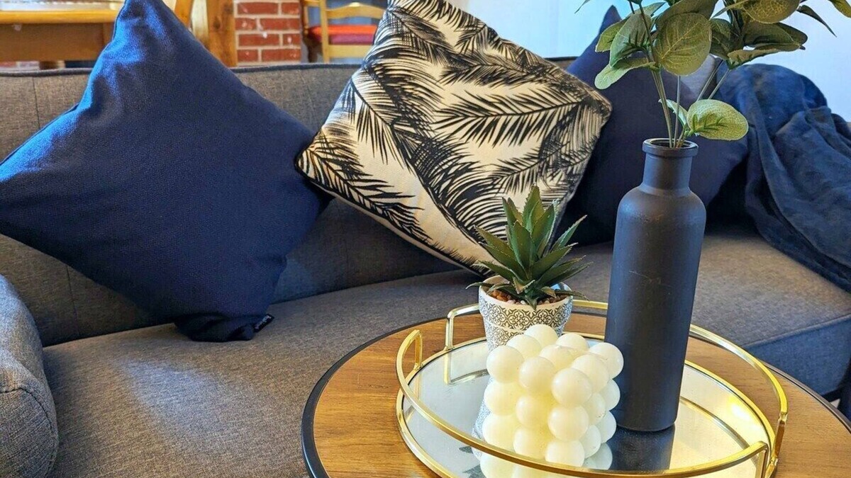 Wickham St Paul Apartment | 3-bed | Sleeps 5 | 2 Bath | Parking | Contractor