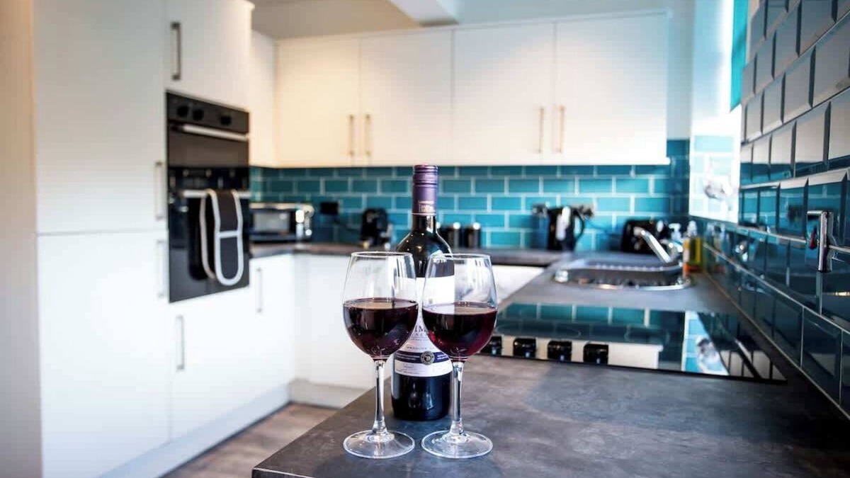 Tamworth House | 3 Bed Town Centre House with Parking in Tamworth