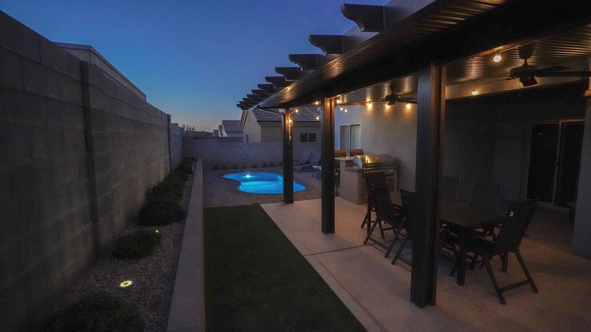 Kingman House | 3-BedRm Pool House w/Coffee Bar & 5 Total Beds