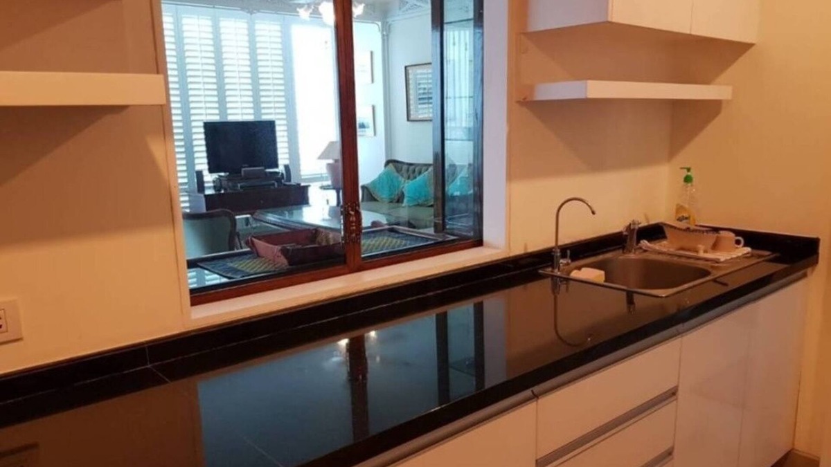 Bang Lamphu Lang Condo | 3-bedroom condo in wonderful Krung Thep Maha Nakhon with AC, WiFi