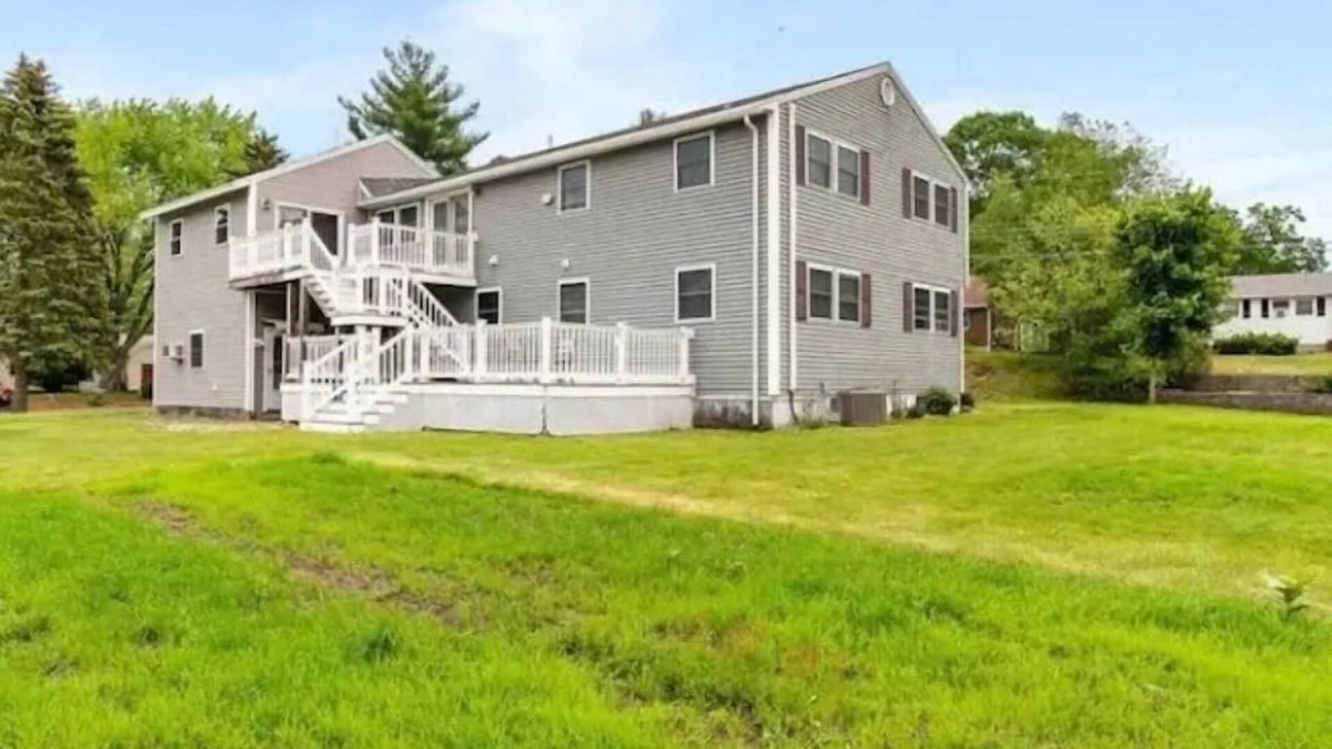 Nashua House | 3 bedroom/1 bathroom. 1700sqft. huge fenced in yard. 85inch tv