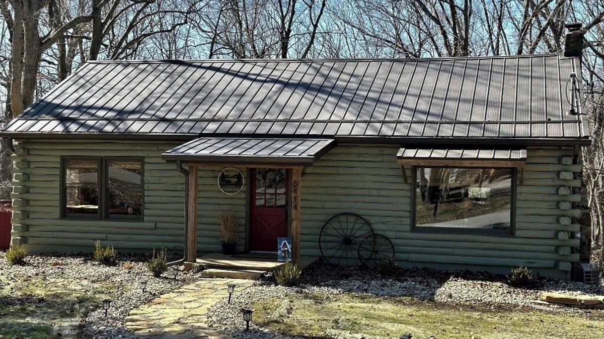 Hillsboro Cabin | 3-bedroom 2.5 bath Log Cabin in beautiful Hillsboro. Near Rocky Fork Lake.