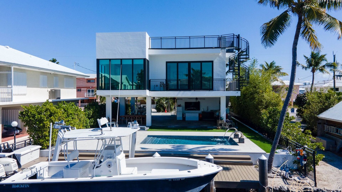 Long Key House | 3 Bedroom/2.5 Bathroom Layton Home with Pool & Dockage