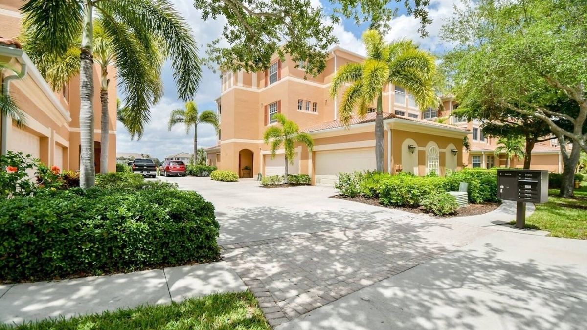 Burnt Store Marina Condo | 3 Bedroom 2 Bath 2 Car Garage includes Golf Cart Usage