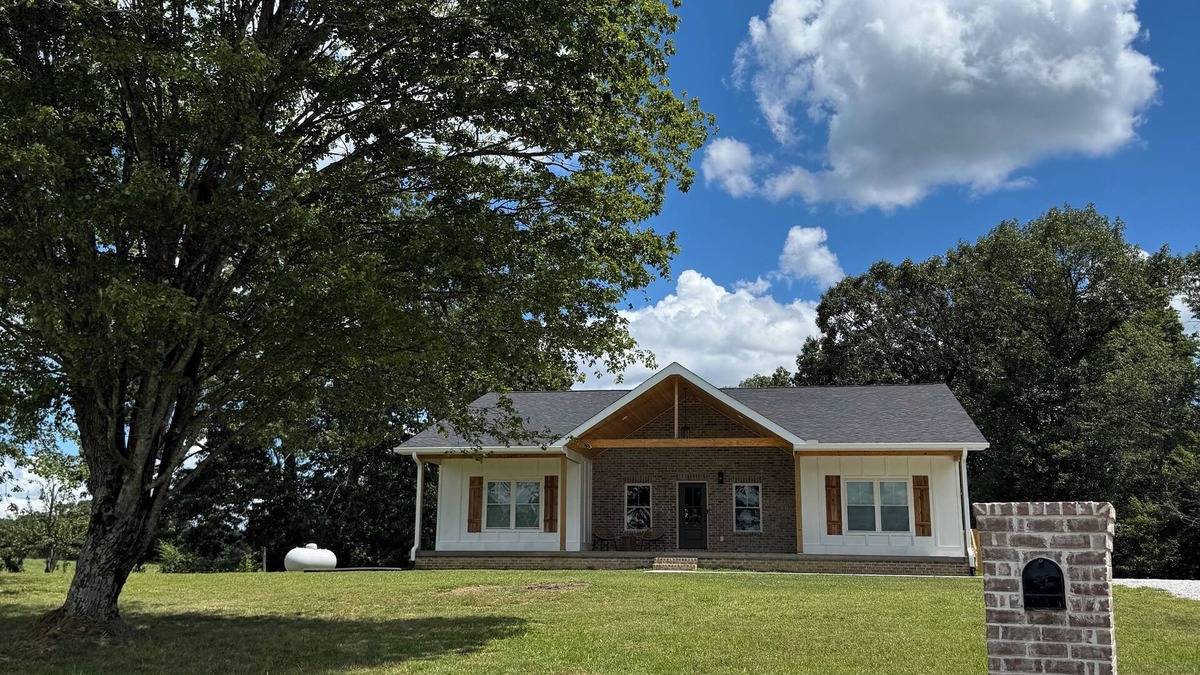 Dickson House | 3 bedroom 2 bath home in west Dickson with beautiful views!