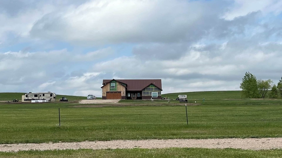 Box Elder House | 3-bedroom 2-bath house with WiFi, AC, 5-TV’S, panoramic views of the Black Hills