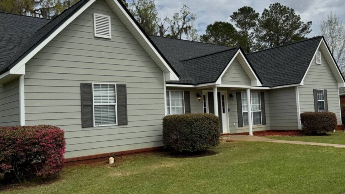 Albany House | 3-bedroom 2-bath house near town & hospital