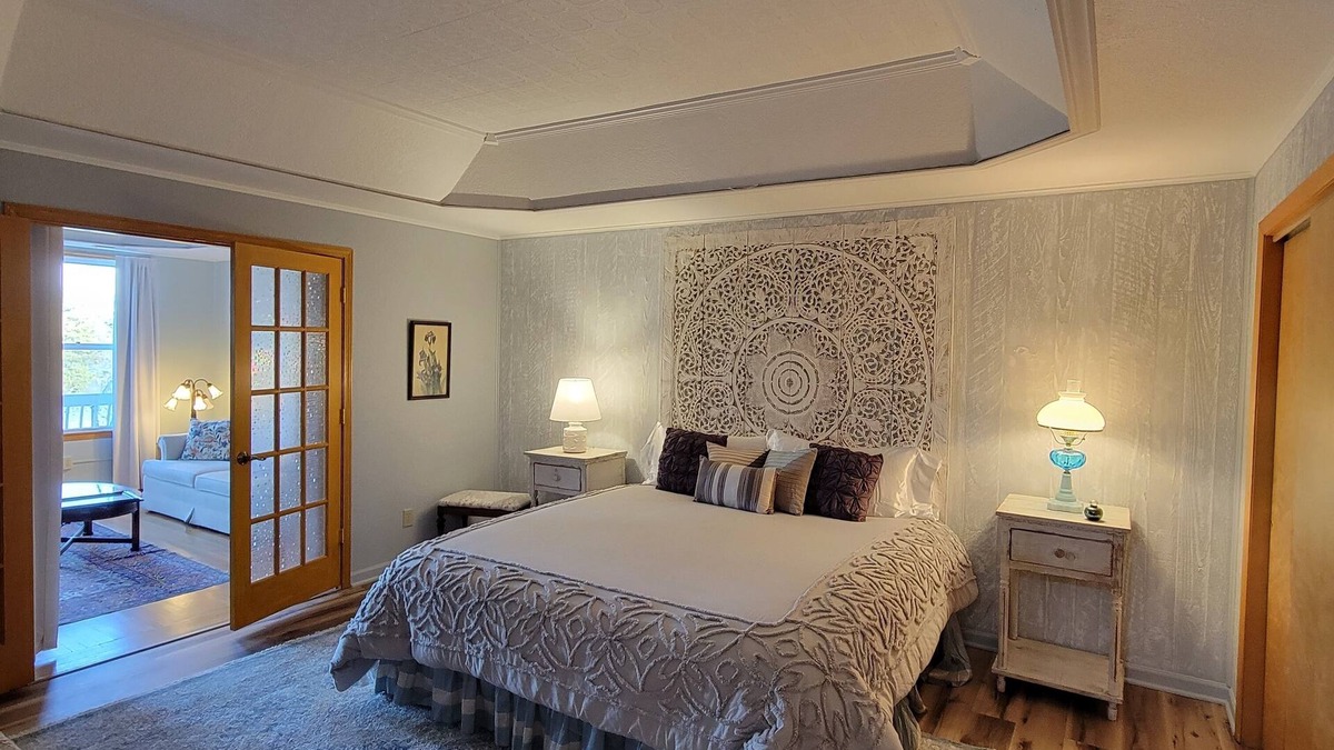 Bellevue Apartment | 3 Bedroom, 2 Bath Overlooking the Mississippi River. No hidden fees