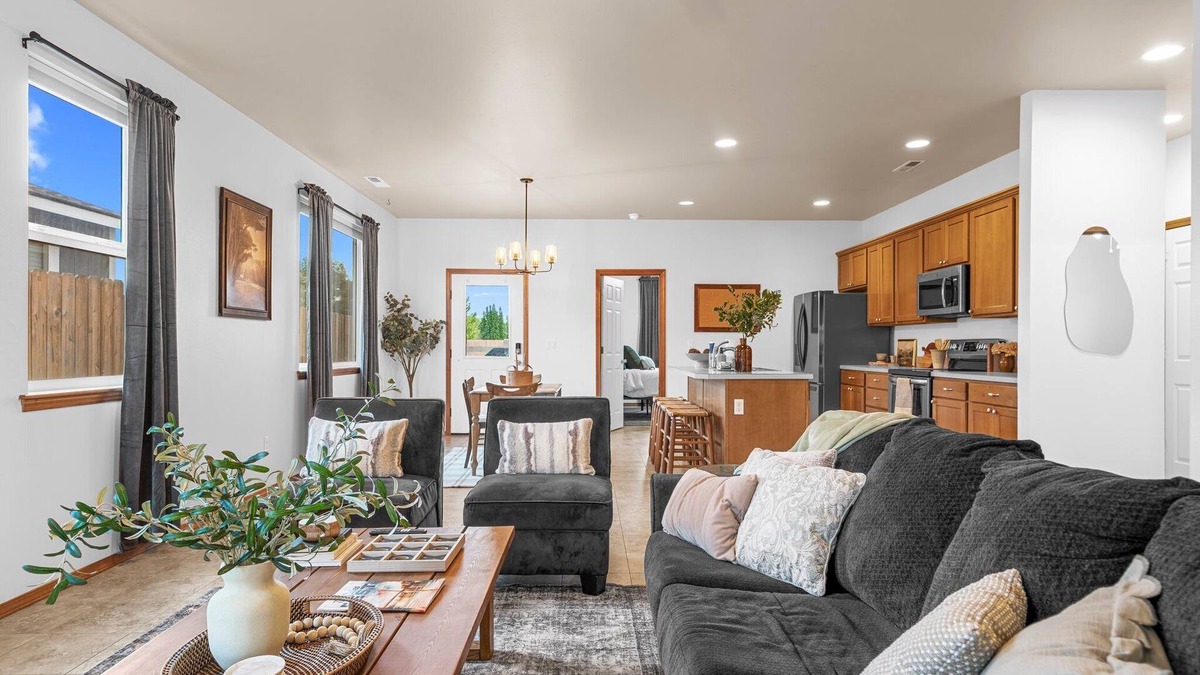Tri-Cities House | 3 bedroom, 2 bath with fire pit and game room