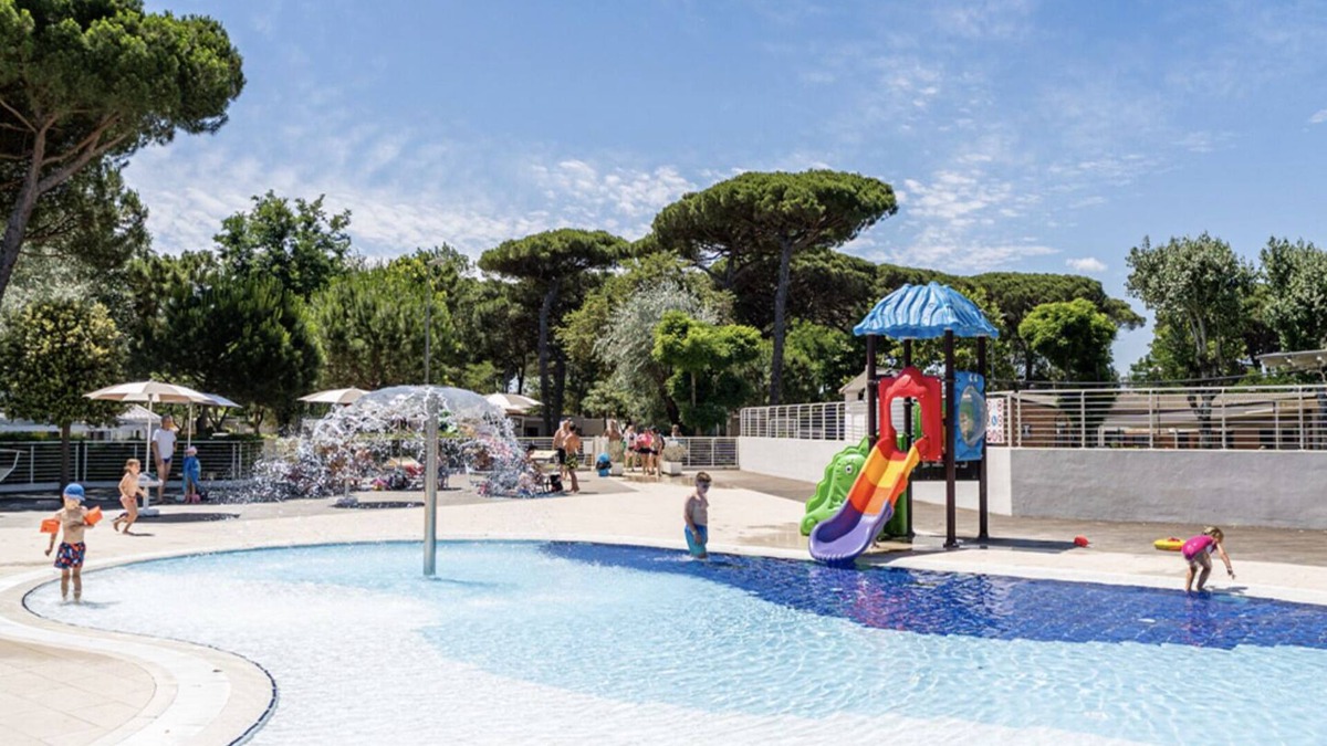 Lido Adriano House | 3 bedroom, 2 bathroom mobile home with veranda, terrace, in Punta Marina camping