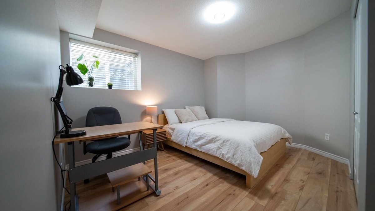 Guildford Bed & Breakfast | 3 Bedroom 2 Baths & Parking Great Vancouver