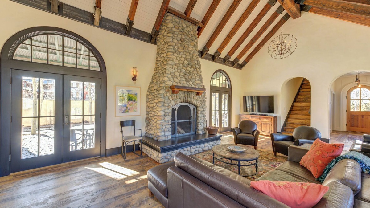 Buena Vista House | 3-bedroom, 3.5-bathroom luxury residence sleeps up to 7 guests