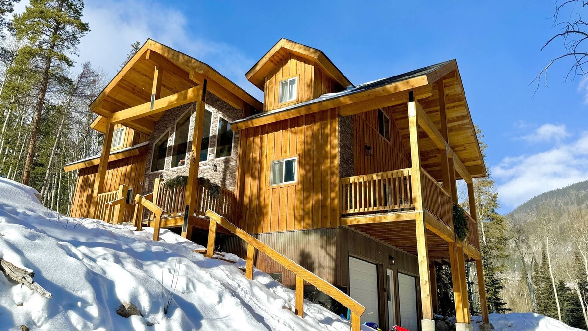 Garfield House | 3 Bedroom 3.5 Bathroom-Each Room Own Attached Full Bath! Near Monarch Ski Resort