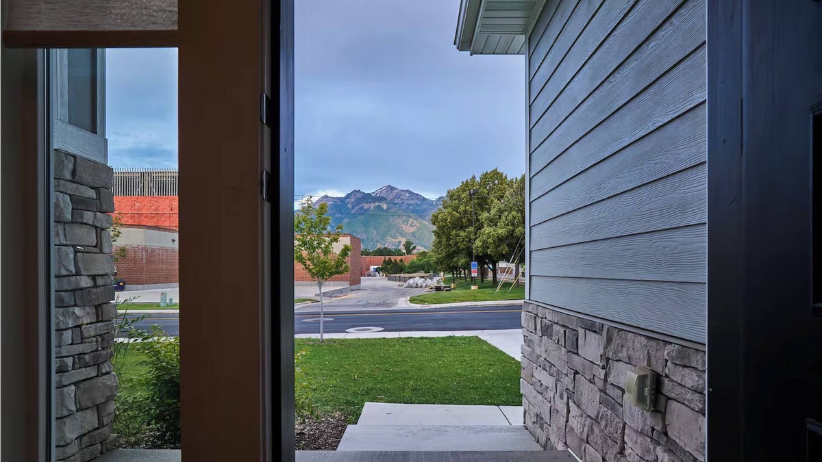 Midvale House | 3 Bedroom, 4 bed/3 Bath, Close to Mountains, Downtown and Airport