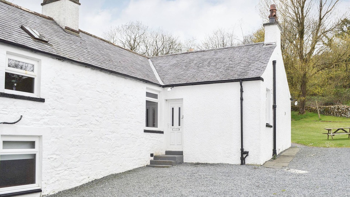 Newton Stewart Cottage | 3 bedroom accommodation in Glenluce, near Stranraer