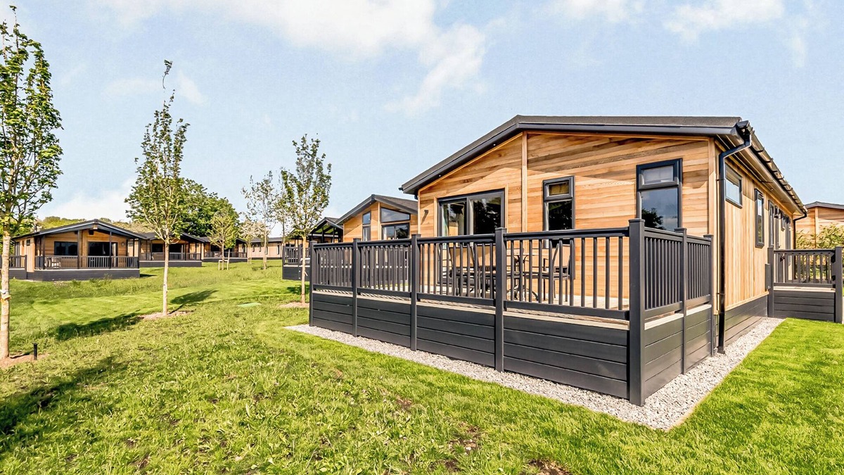 Saintbury Ski Chalet | 3 bedroom accommodation in Snitterfield, Stratford Upon Avon