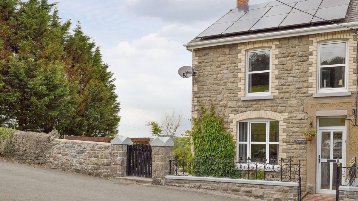 Derwydd Cottage | 3 bedroom accommodation in Llandybie, near Llandeilo