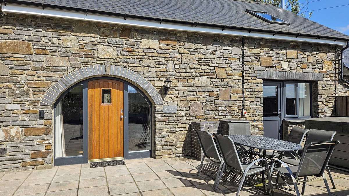 Llanfihangel-Ystrad Cottage | 3 bedroom accommodation in Dihewyd, near Aberaeron