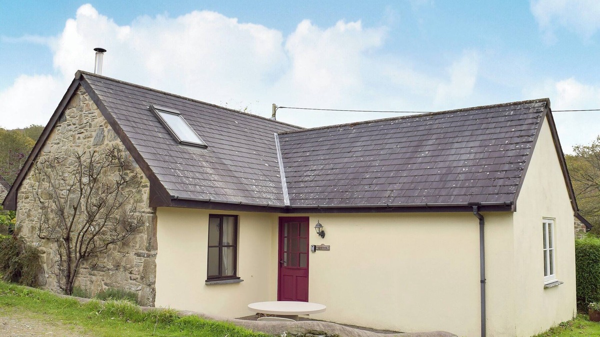 Newport Cottage | 3 bedroom accommodation in Fachongle Ganol, near Newport