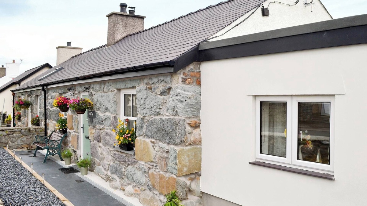 Dinas Cottage | 3 bedroom accommodation in Bethesda Bach, near Caernarfon