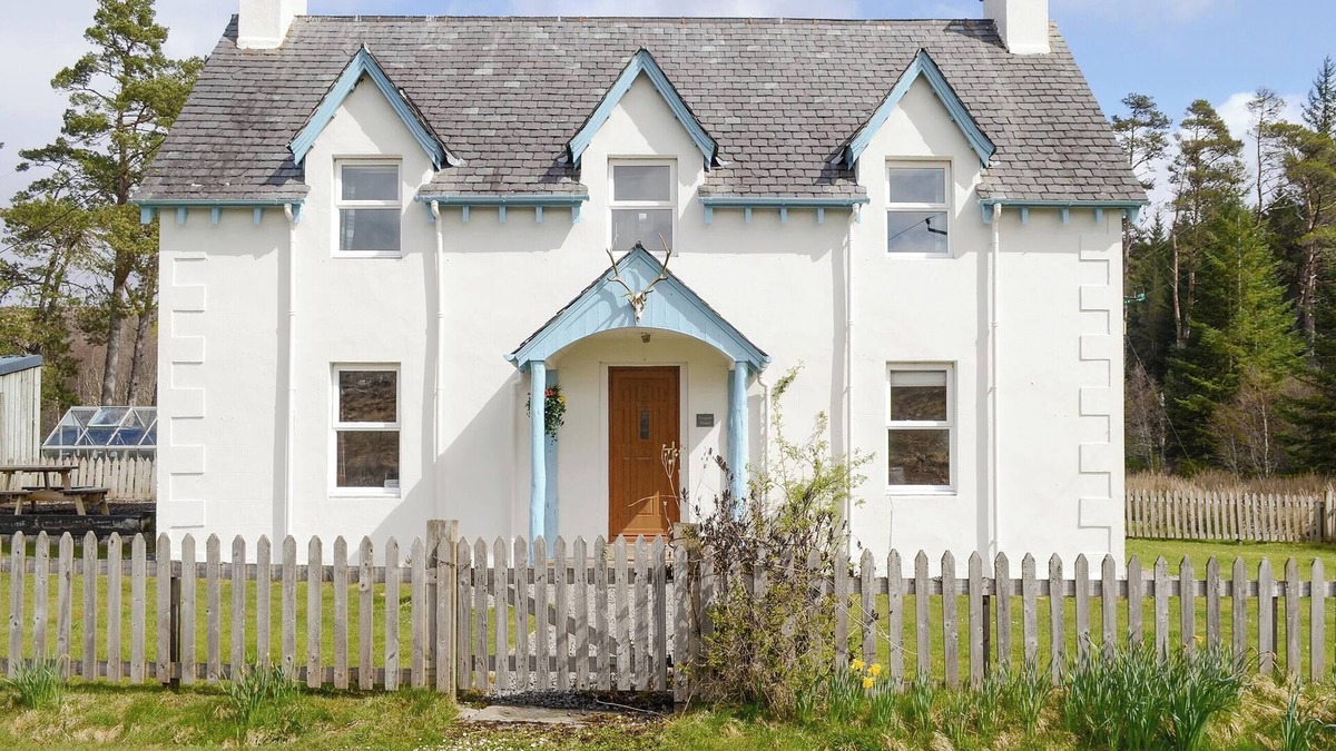 Lairg Cottage | 3 bedroom accommodation in Rosehall, near Lairg