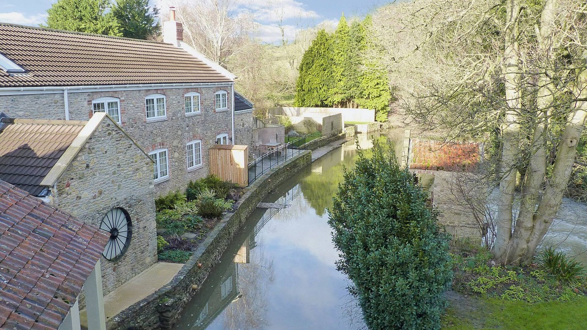 Frome Cottage | 3 bedroom accommodation in Spring Gardens, Frome