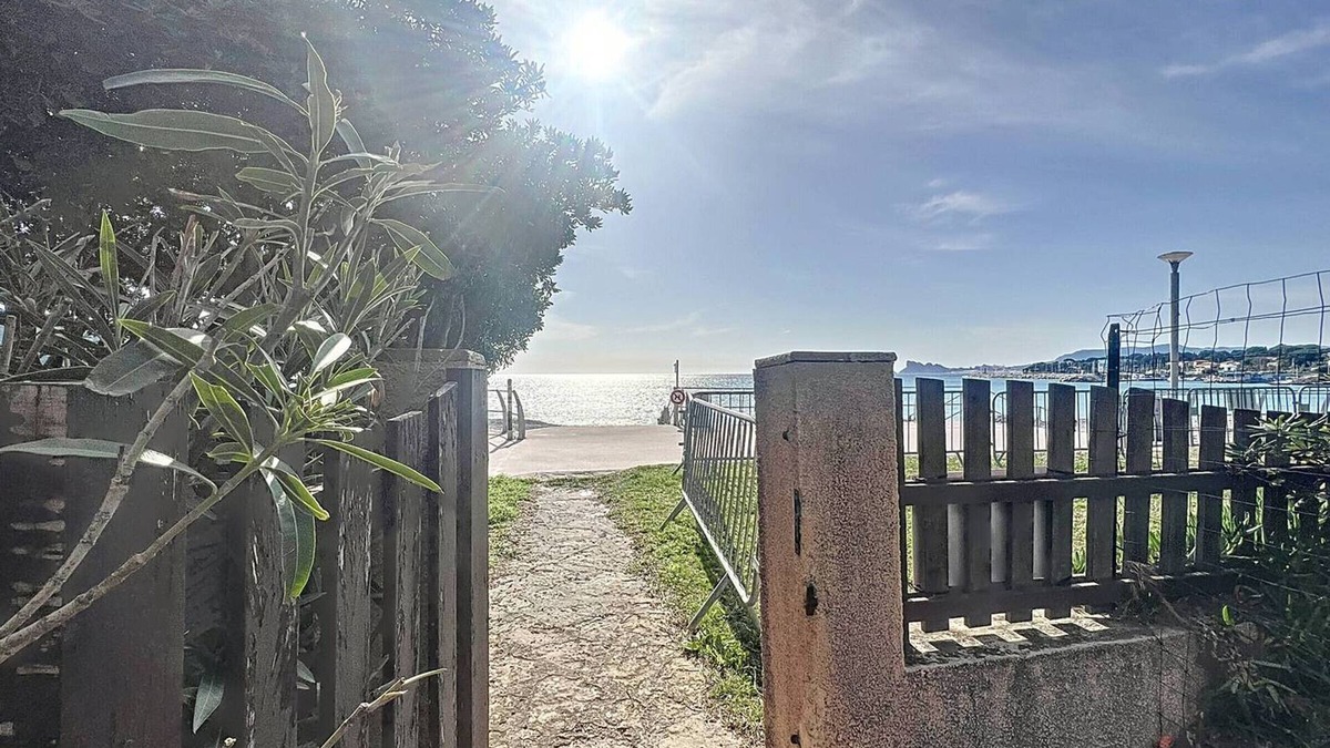 Les Lecques Apartment | 3-bedroom apartment with garden, direct beach access
