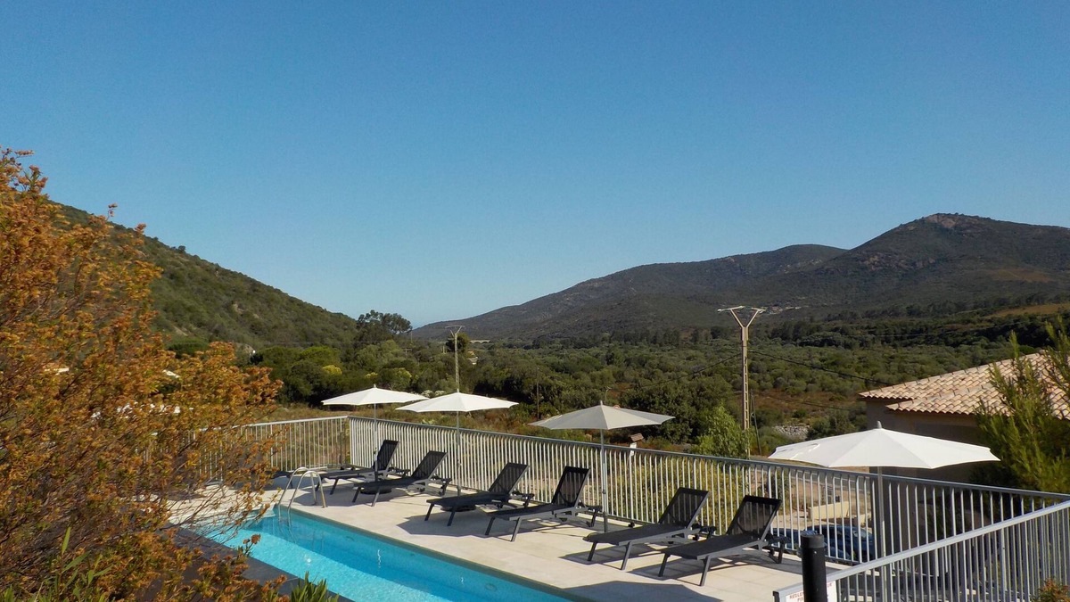 Galeria Apartment | 3 bedroom apartment heated pool air conditioned wifi 1 min river 7 min beach