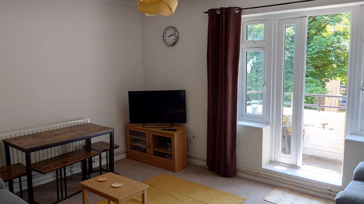 Forest Hill Apartment | 3 bedroom apartment, in SE London 500m from station