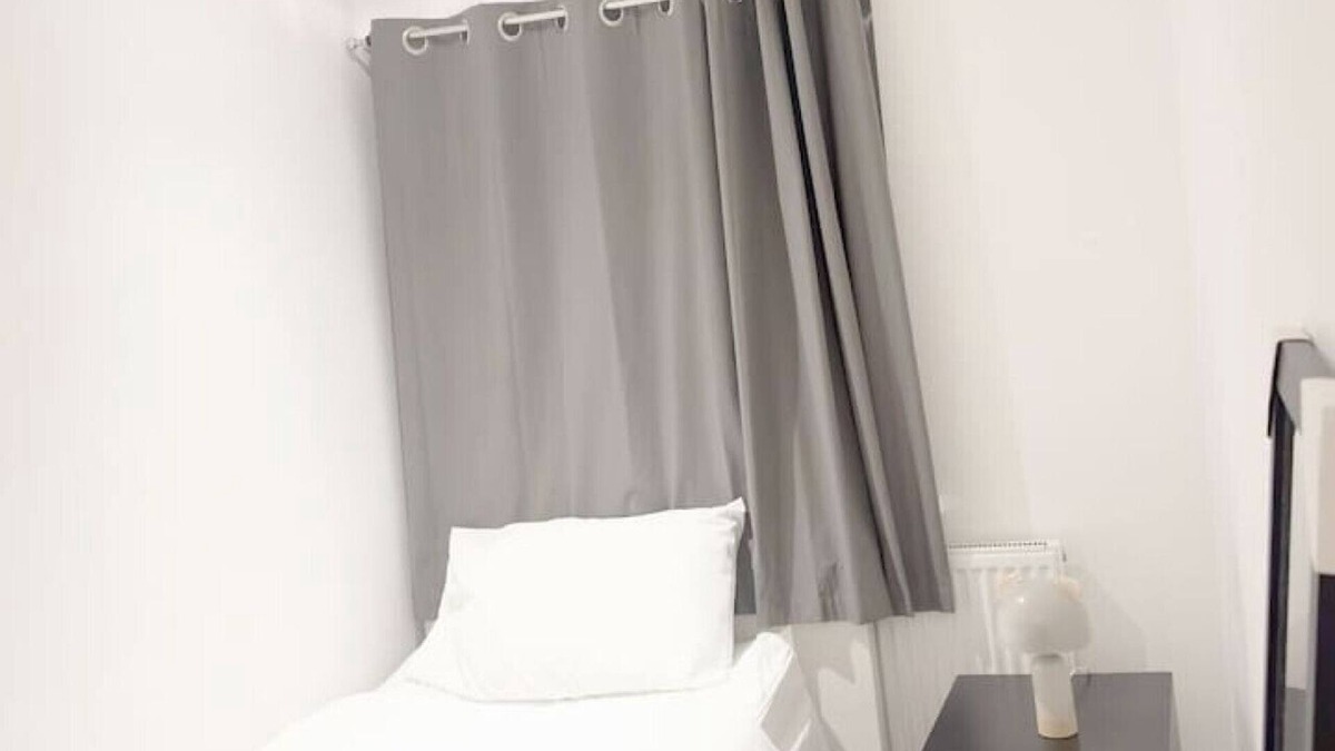 London Borough of Ealing Apartment | 3-bedroom apartment in lovely Northolt with AC