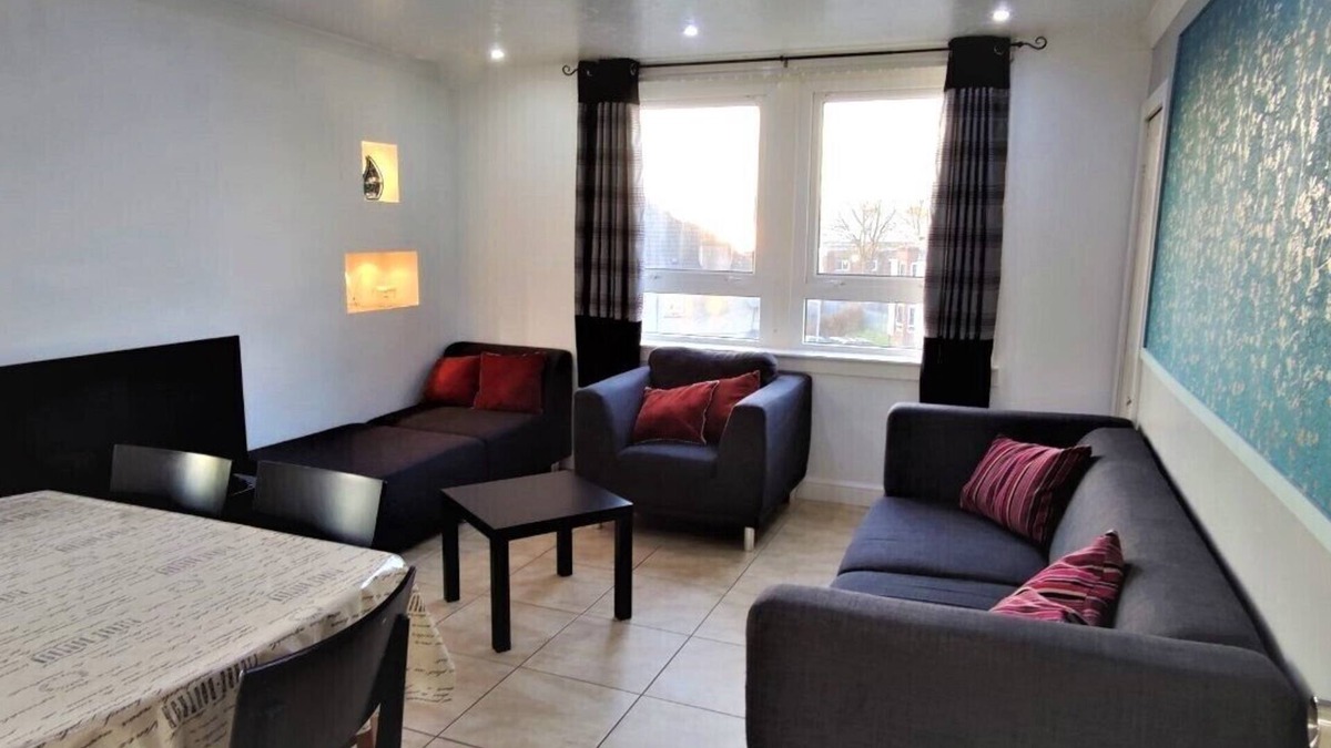 Renfrew Apartment | 3 bedroom apt. Virgin internet 100 Mbps, Virgin Tv, Netflix and free parking