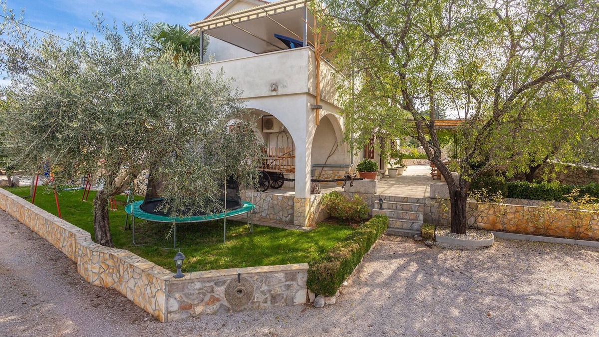 Milcetici Apartment | 3 bedroom awesome apartment in Malinska