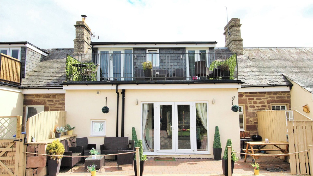 Norham House | 3-Bedroom Cottage in Norham Berwick-upon-Tweed -Log Fire - Dog Friendly