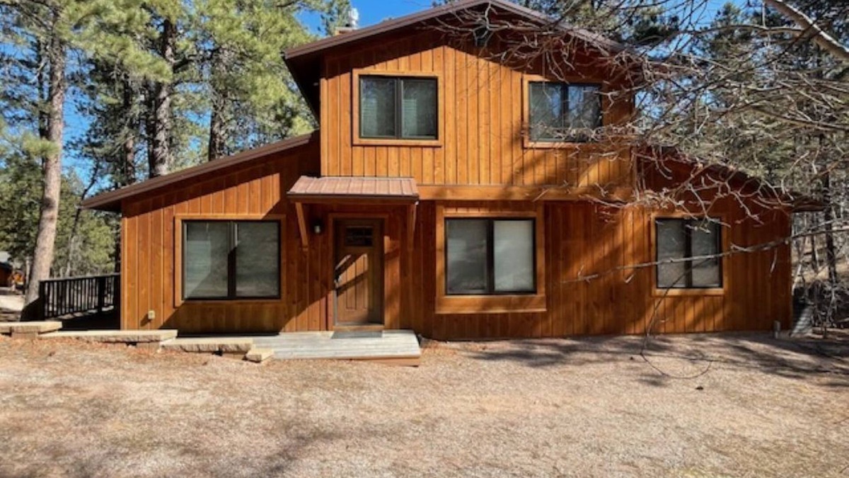 Rapid City Cabin | 3-bedroom cabin Sleeps 8 Close to ATV Trails with WiFi