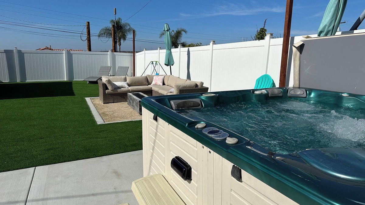 Allied Gardens House | 3 bedroom Central Escape - Hot Tub, Fire Pit & newly renovated sunny back yard