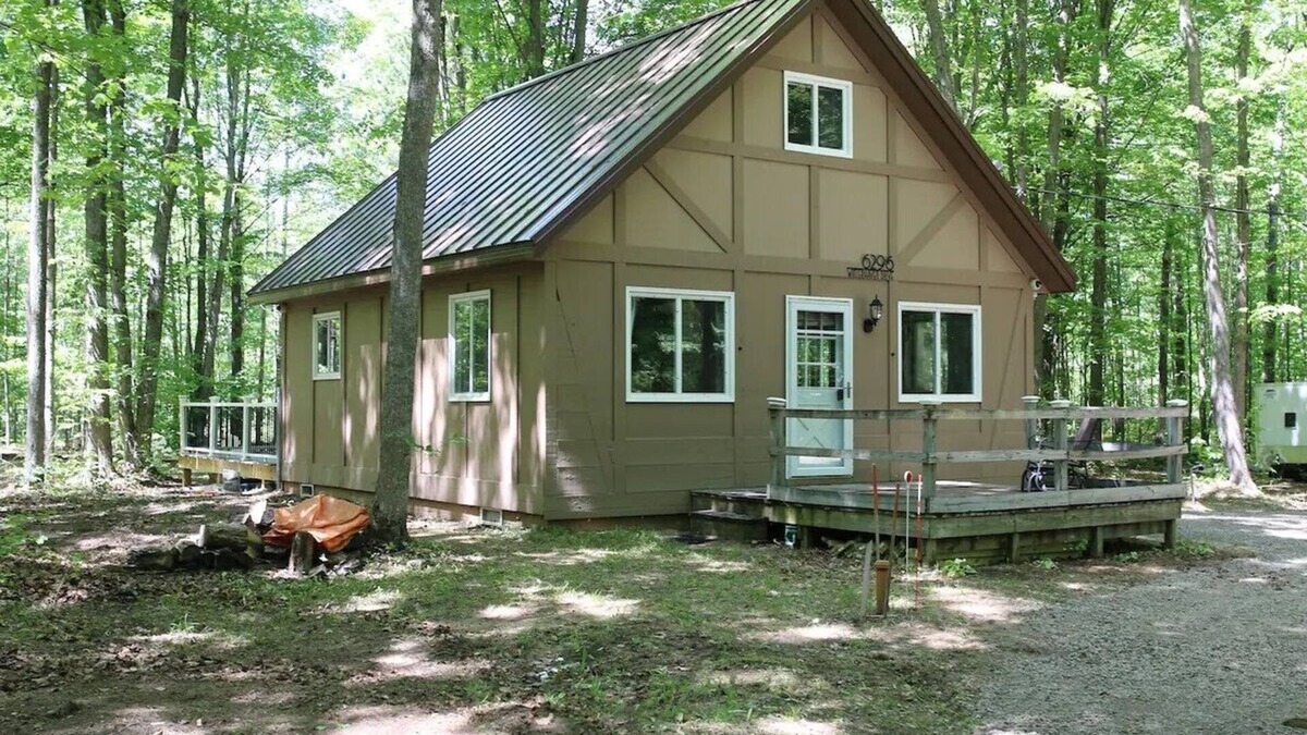 Elmira Ski Chalet | 3-bedroom chalet in fabulous Lakes of the North with AC, WiFi