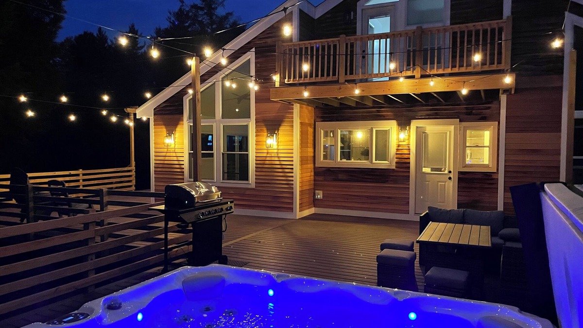 Alexandria Ski Chalet | 3 Bedroom Chalet with Hot tub on 3 private acre in the foothills of White Mnts
