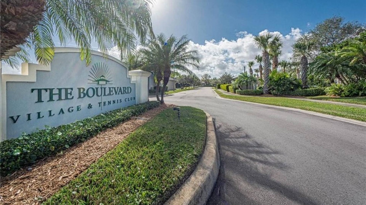 Boulevard Village and Tennis Condo | 3 Bedroom Condo 431208 by Houzlet