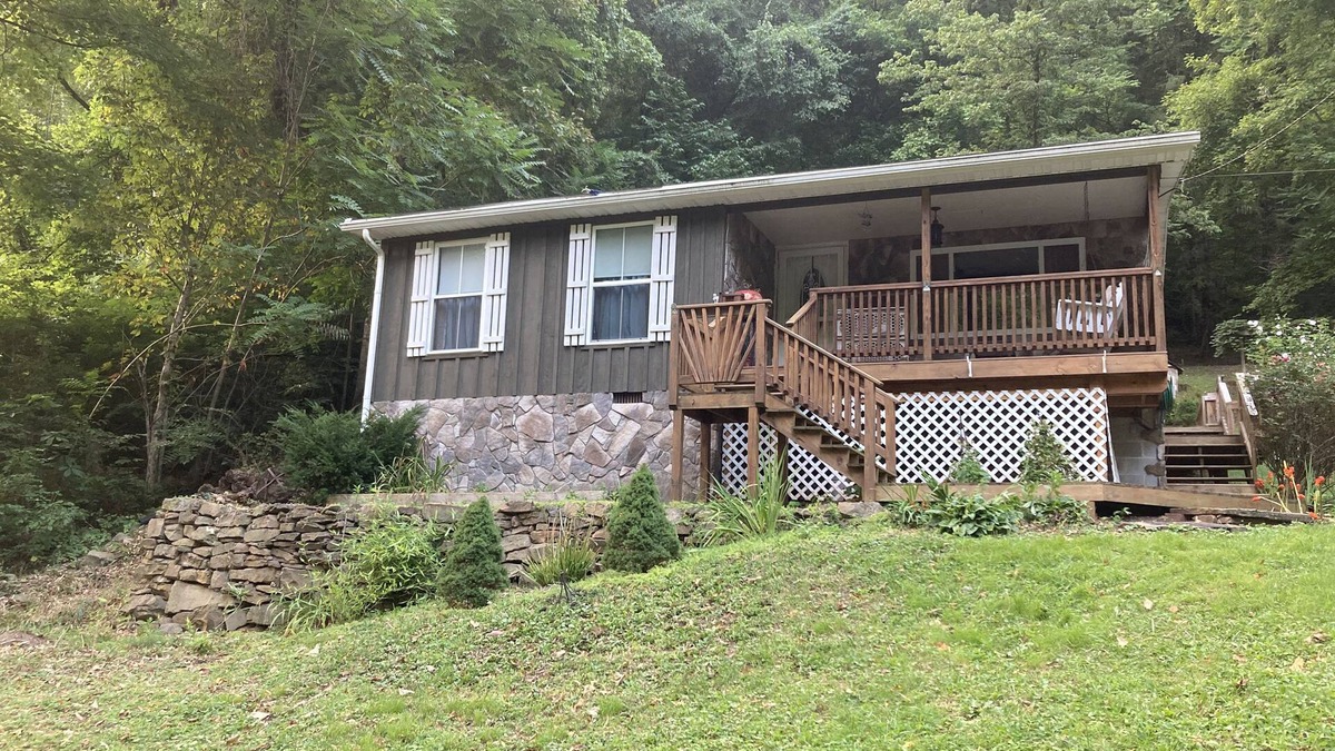 Prince Cottage | 3 Bedroom Cottage with riverfront in New River Gorge