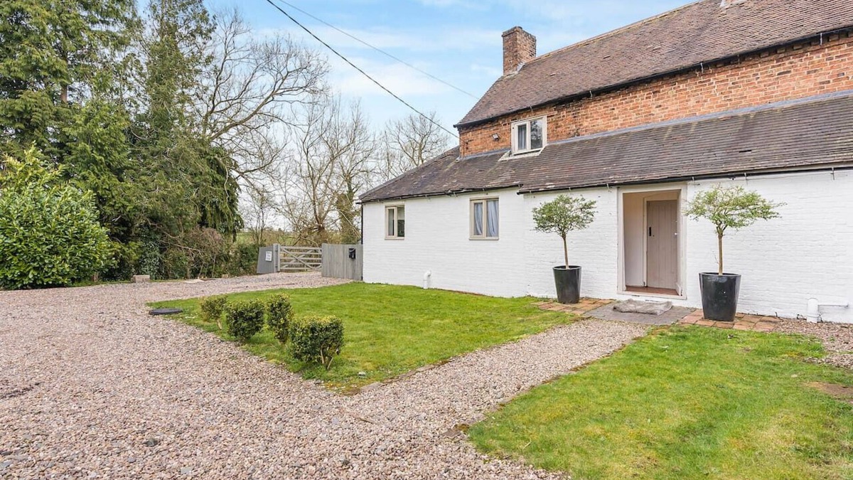 Shifnal Apartment | 3 Bedroom Country Cottage with Private Garden