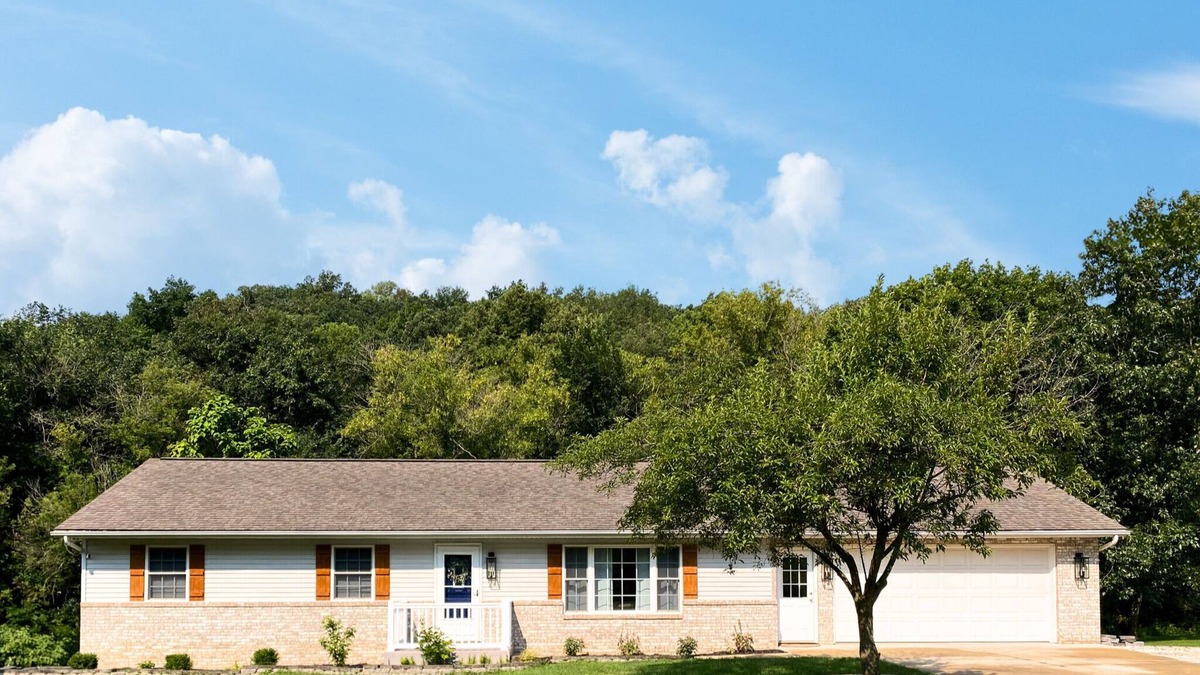 Decorah House | 3 Bedroom Decorah Home - backing up to the bluffs & stream