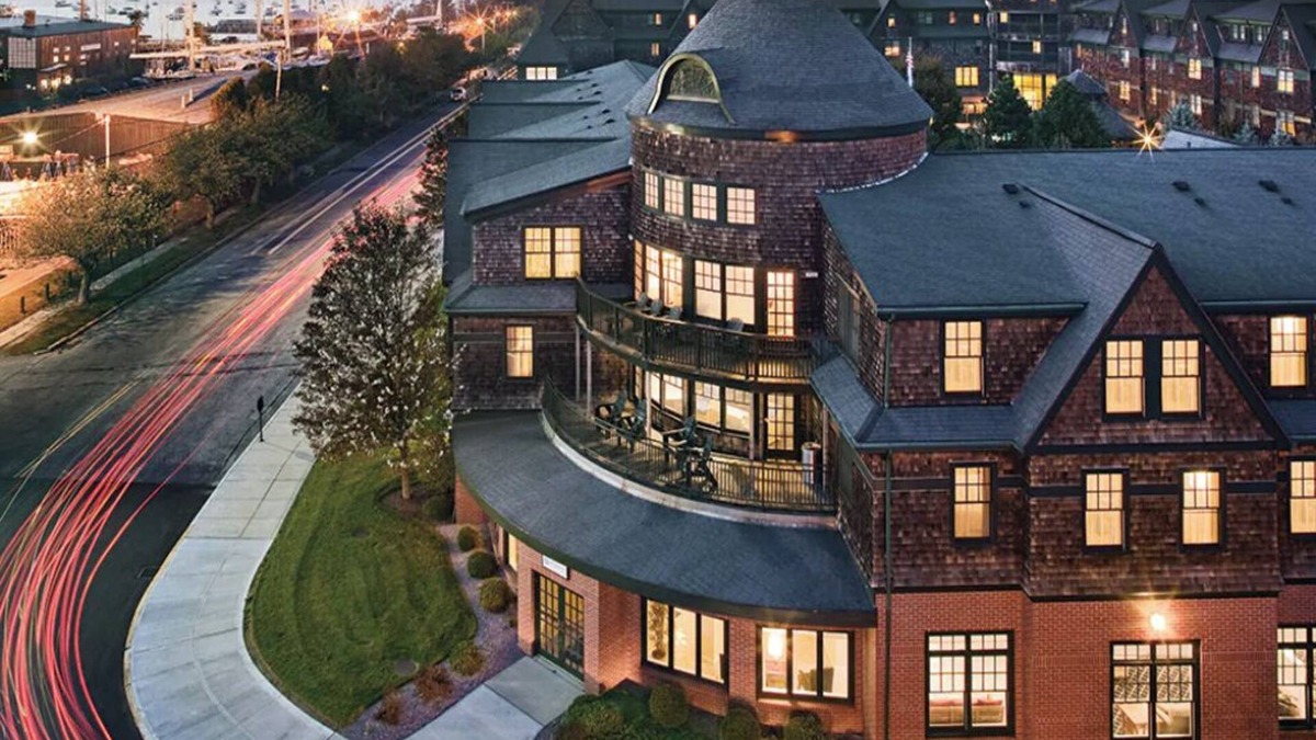 The Point Condo | 3 Bedroom Deluxe Condo, Sleeps 8, in Downtown Newport, Long Wharf Resort!