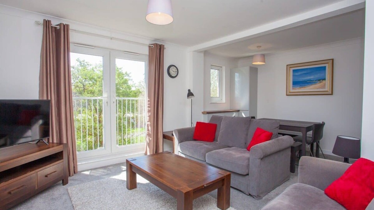 Glasgow Apartment | 3 Bedroom Duplex with Free Parking