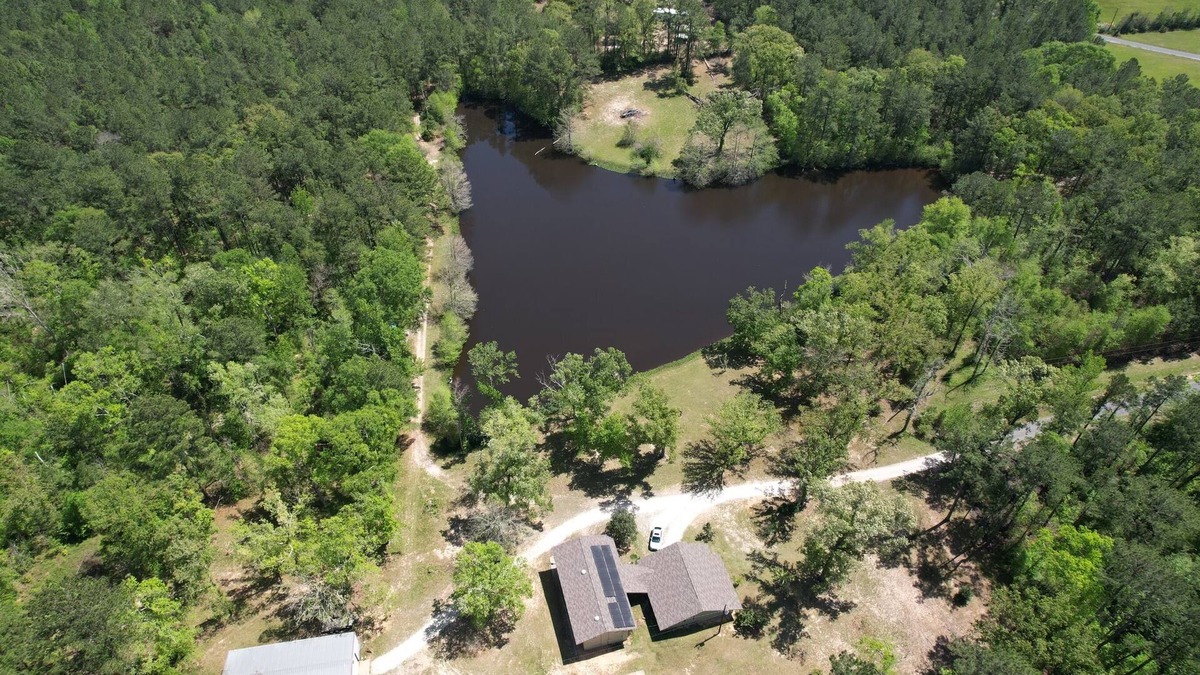 DeRidder Cabin | 3-bedroom Hickory Hill Lodge on a Lake, Sleeps 10, Extra Living Space 2 Kitchens