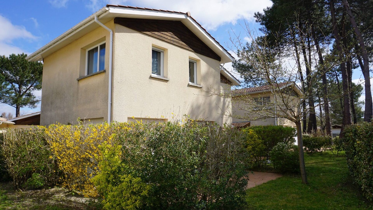 Hourtin Port House | 3-Bedroom Holiday Home, on the Edge of Lake Hourtin, With Swimming Pool