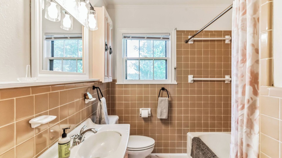 Cameron House | 3-bedroom home centrally located Cameron. King bed. 2 living rooms.