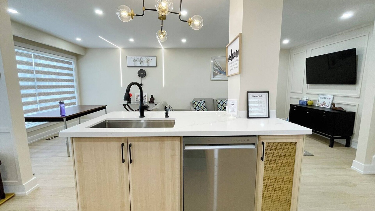 Brampton House | 3 Bedroom Home Peaceful & Trendy, Near Airport