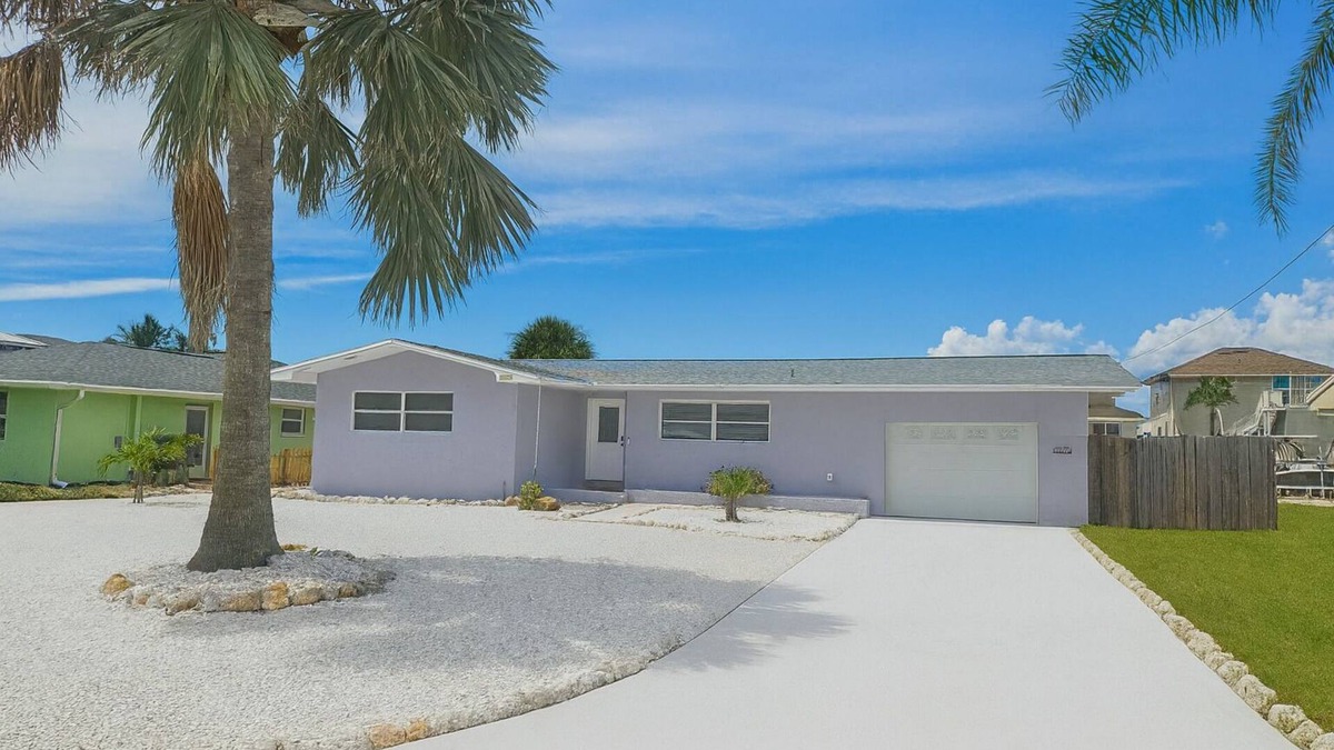 Mid Island House | 3-bedroom house in awesome Fort Myers Beach with AC