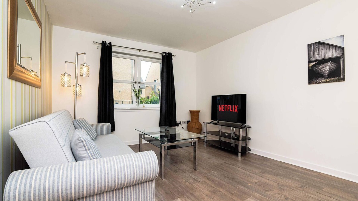 Central Aberdeen House | 3 Bedroom House - Free Parking